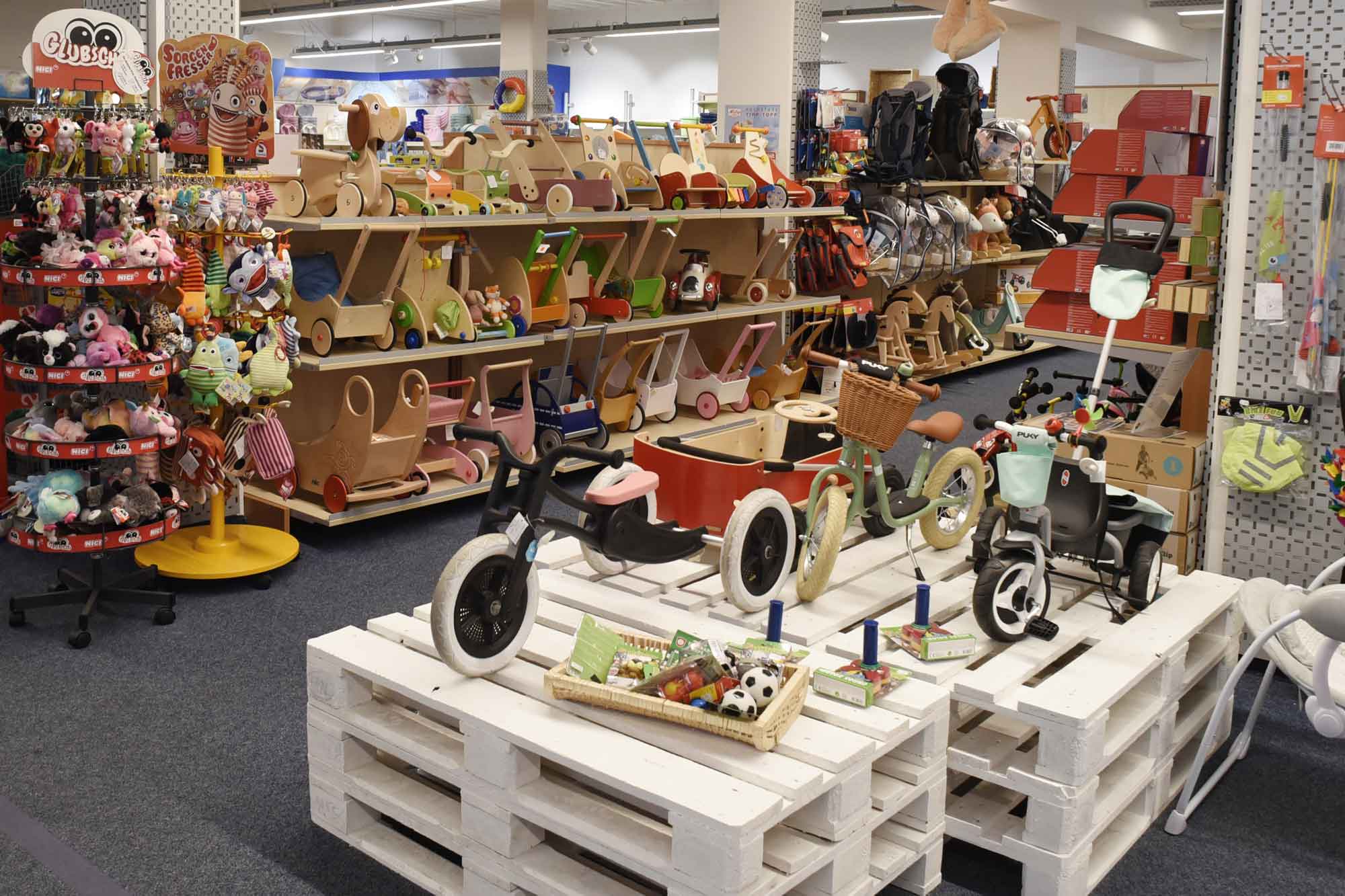 verschiedenes Kinderspielzeug bei princess Kinderwagen in Metzingen