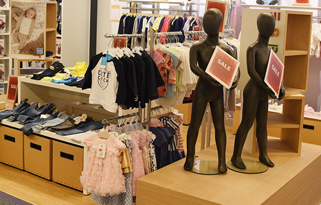 verschiedene Kinderbekleidung bei princess Kinderwagen in Metzingen