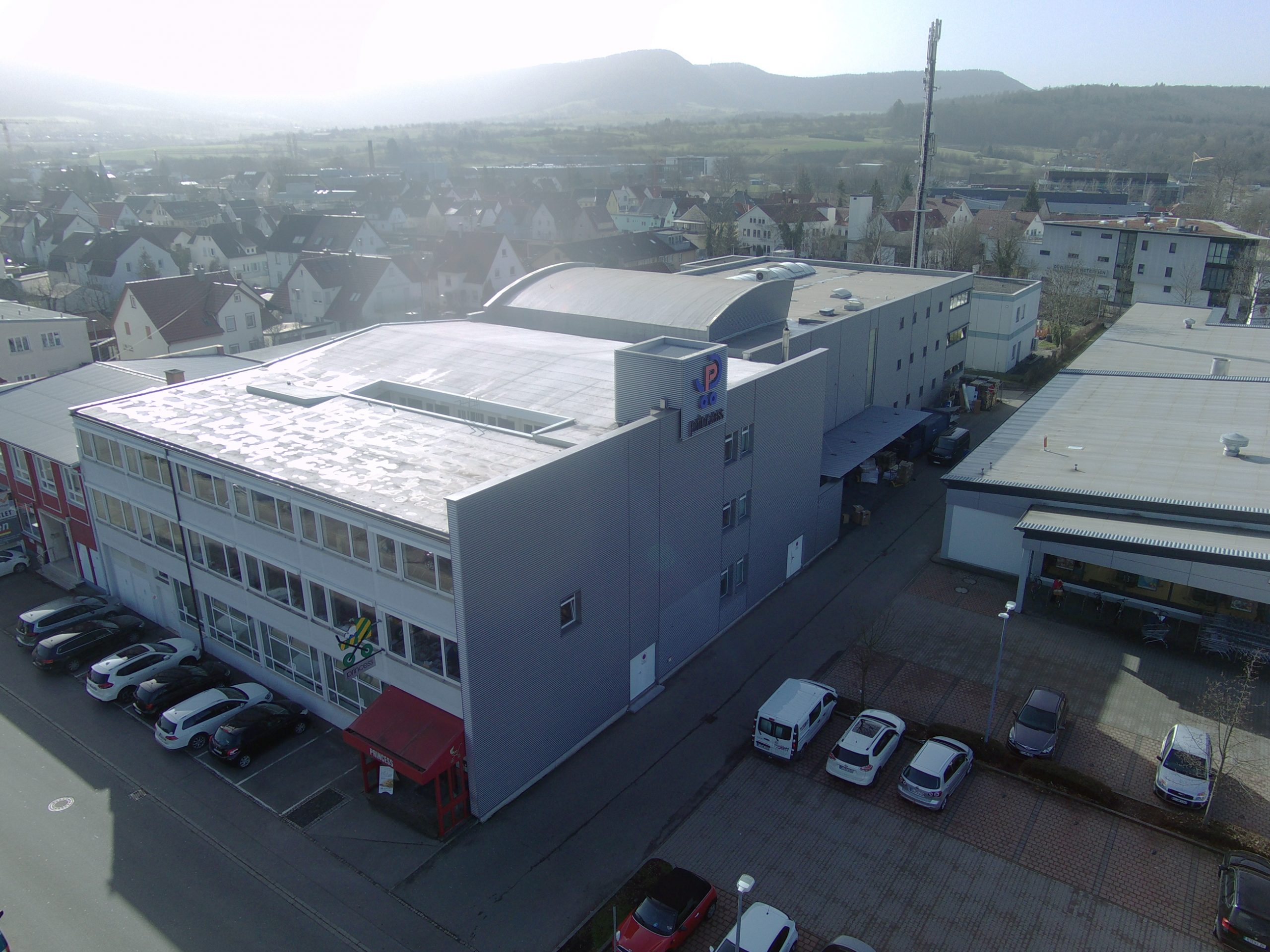 Luftaufnahme des Firmengebäude von princess Kinderwagen in Metzingen