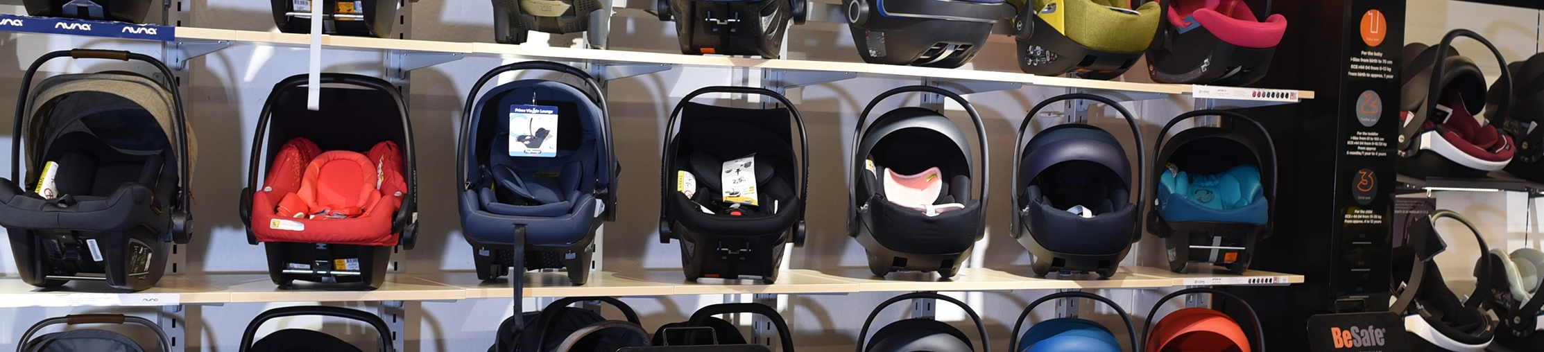 verschiedene Autositze in den Räumlichkeiten von princess Kinderwagen in Metzingen