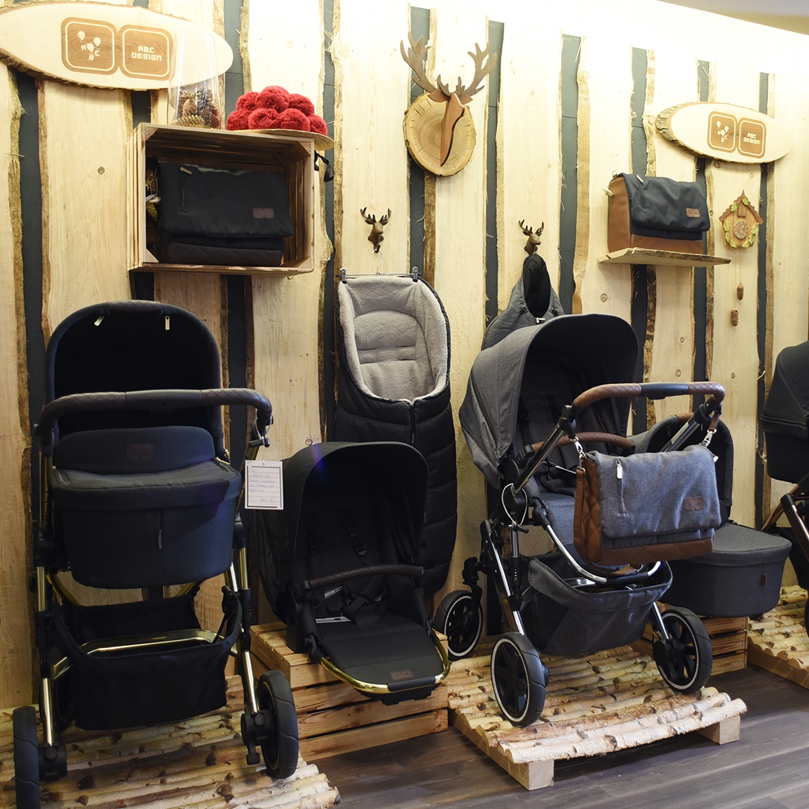 verschiedene Kinderwagenmodelle in der Kinderwagen-Abteilung bei princess Kinderwagen in Metzingen