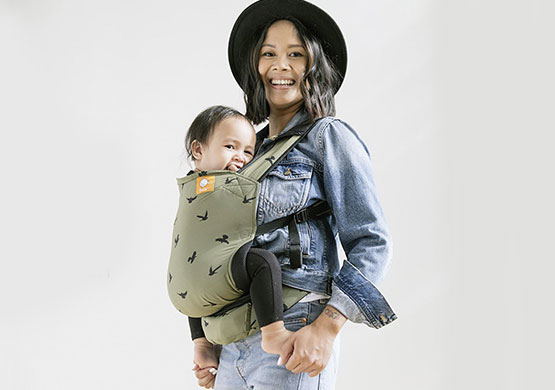 Frau mit einer Bauchtragen der Firma "Tula"