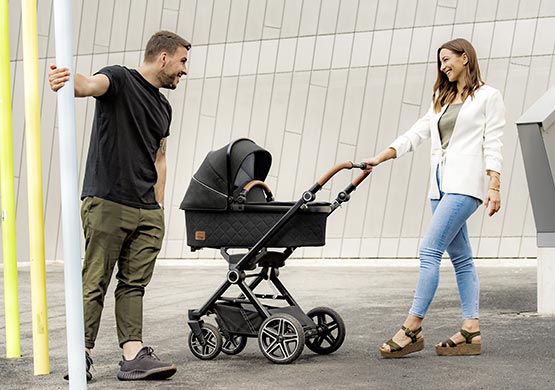Frau mit einem Geschwisterkinderwagen der Firma "Hartan"