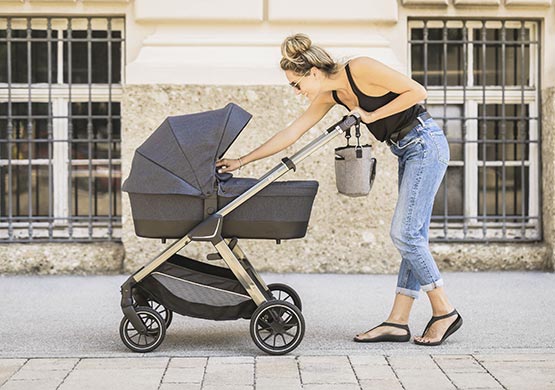 Frau mit einem Geschwisterkinderwagen der Firma "Filikid"