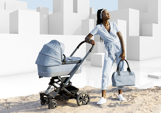 Frau mit einem Kombikinderwagen der Firma "Hartan" + "Mercedes Benz"