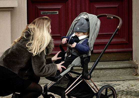 Frau mit einem Kombikinderwagen der Firma Cybex