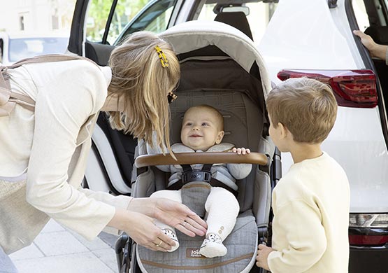 Frau mit einem Kombikinderwagen der Firma "Joie"