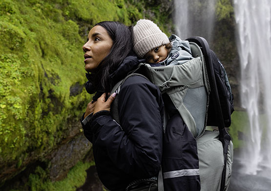 Frau mit einer Bauchtragen der Firma "Thule"