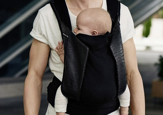 Mann mit Tragesystem und Baby der Firma cybex platinum