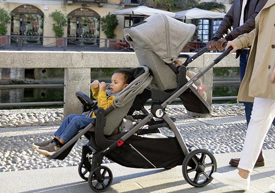 Frau mit einem Zwillingskinderwagen der Firma "PegPerego"